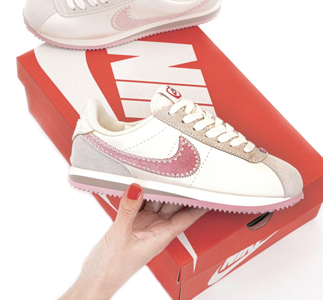 Жіночі кросівки Nike Cortez White Pink Grey Найк Кортез білі з рожевим знаком шкіра демісезон