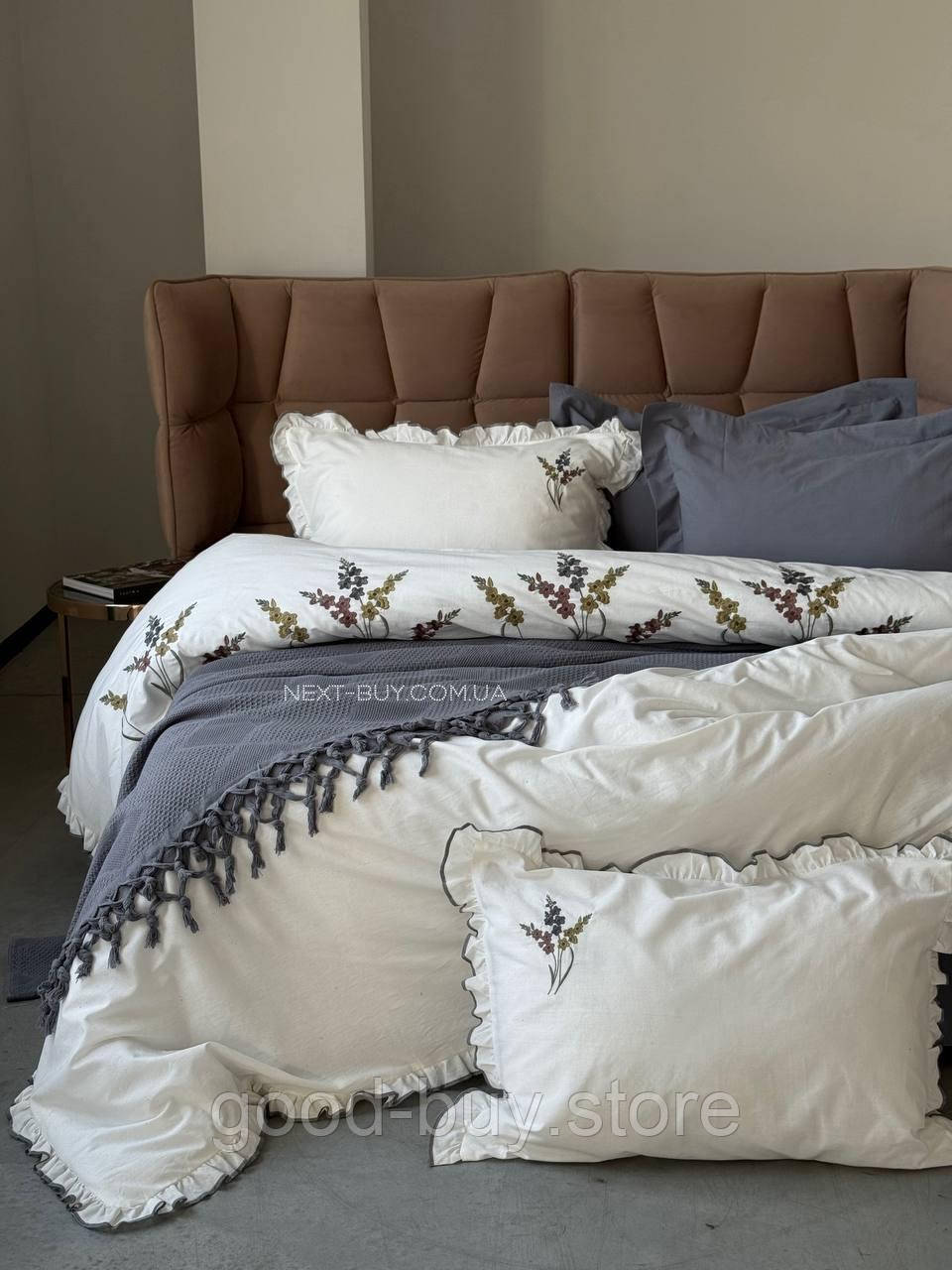 Постільна білизна з вишивкою і піке Saheser Eveline antrasit євро 200х220