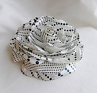 Брошь цветок из ткани ручной работы "Белая роза в горошек"