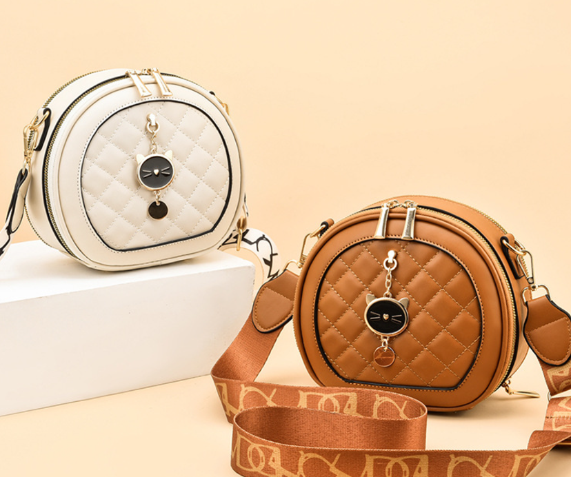 Жіноча сумочка клатч кругла стьобана з брелоком. Маленька сумка для дівчат, фото 1