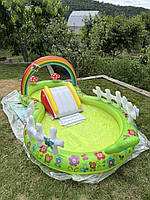 Надувний ігровий центр Intex 57154 «Мій сад» з гіркою, фонтаном і надувними іграшками, розмір 290 х 180 х 104 см