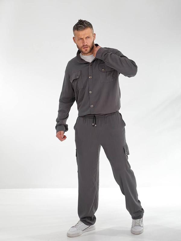 Трендовий лляний чоловічий костюм сорочка вільного крою і прямі штани карго з бічними кишенями, фото 1