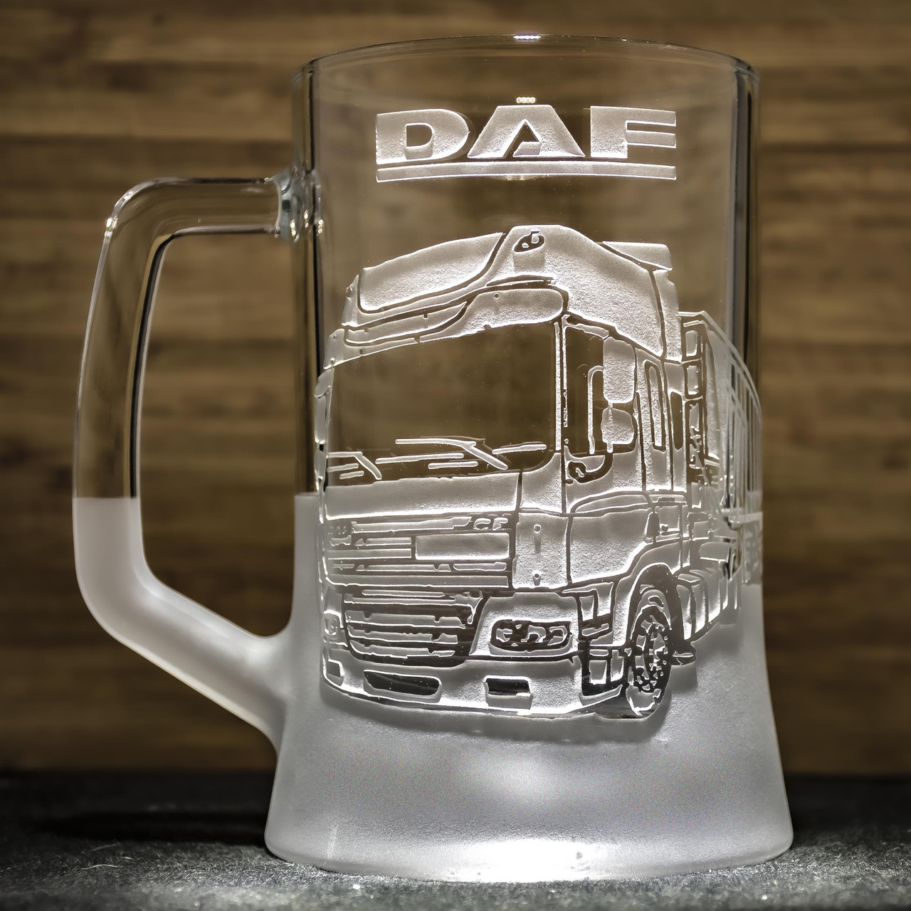 Подарунок водію вантажівки - далекобійнику - Бокал для пива з гравіюванням DAF фура з напівпричепом, фото 1