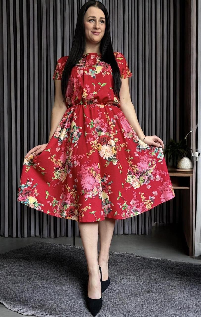 Молодіжна літня сукня червоного кольору із софтової тканини. Принт-квіти. Розміри з 44 до 64