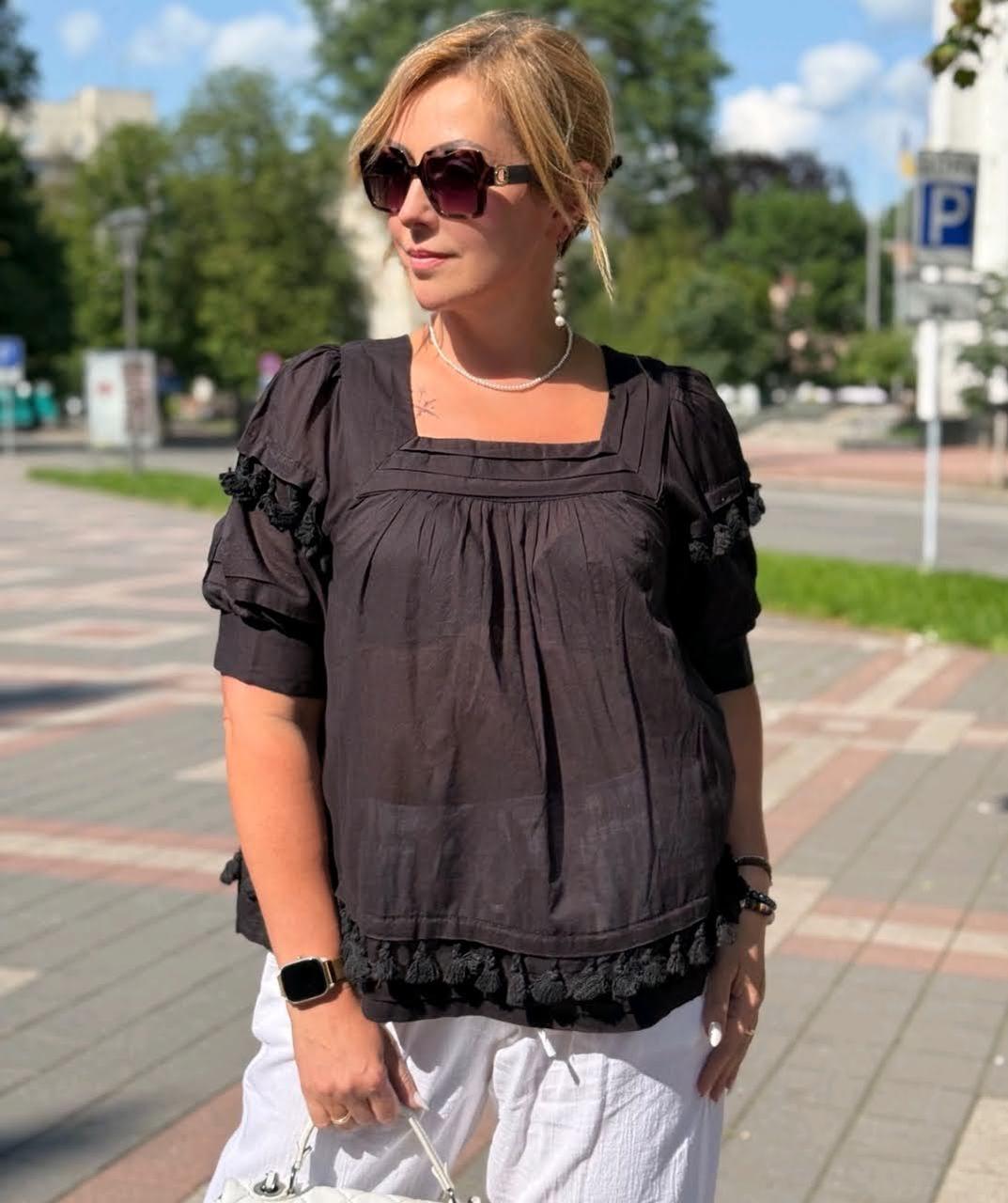 Жіноча чорна блузка з натуральної тканини і короткими рукавами (з 52 по 56 р)