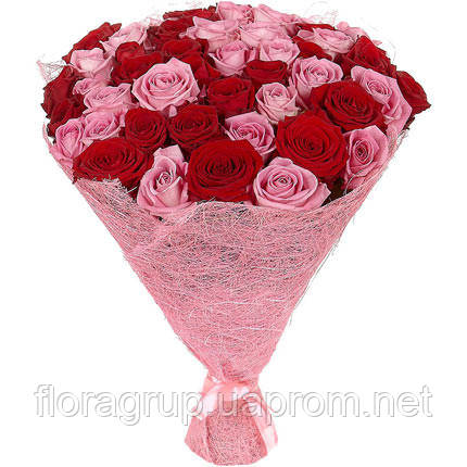 Букет із 51 червоної та рожевої троянди "Дует"