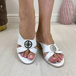 Жіночі шкіряні шльопанці на стійкому підборі. Колір білий