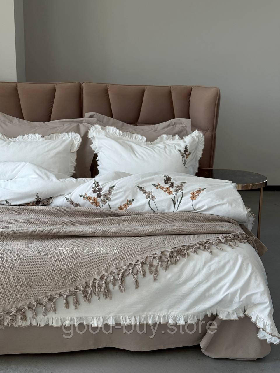 Постільна білизна з вишивкою і піке Saheser Eveline biege євро 200х220