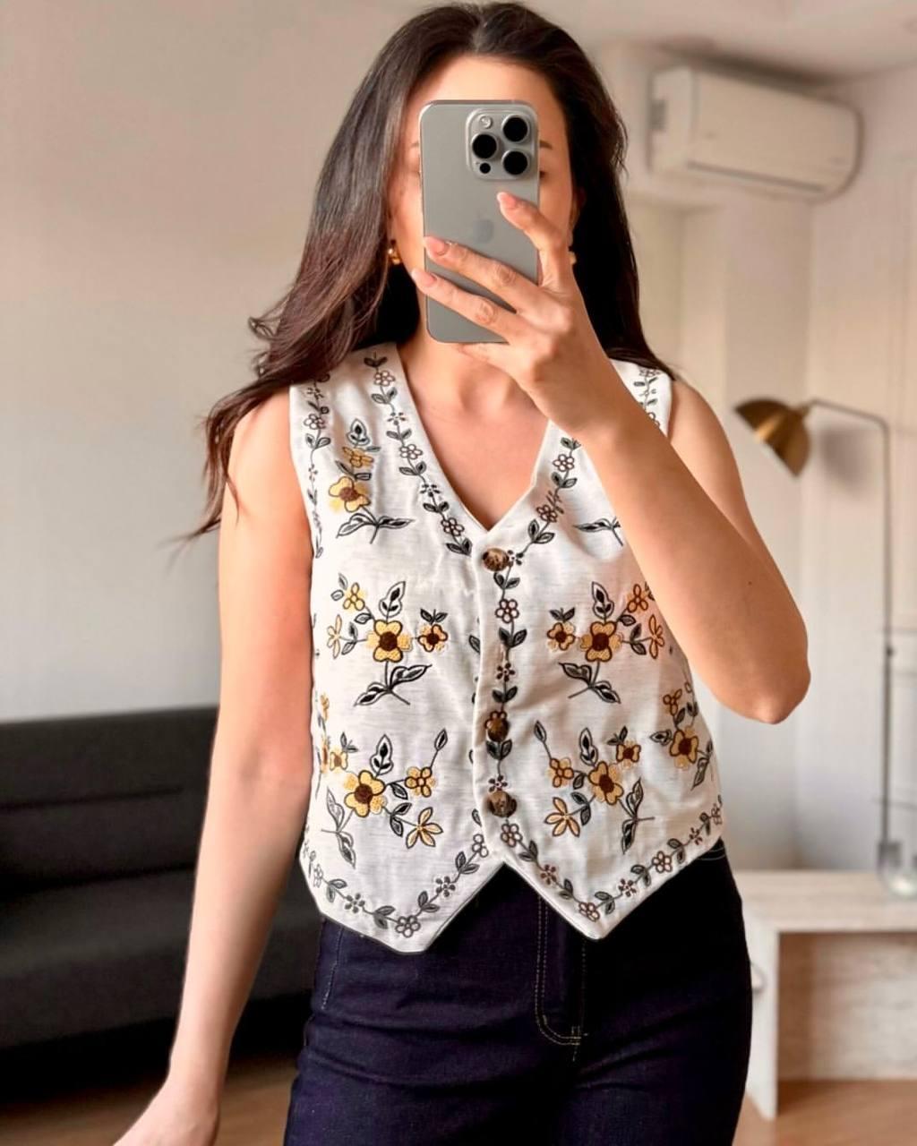 Жіночий жилет з вишитими візерунками світло-бежевий