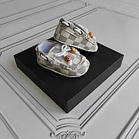Білі пінетки мокасини Louis Vuitton для новонароджених