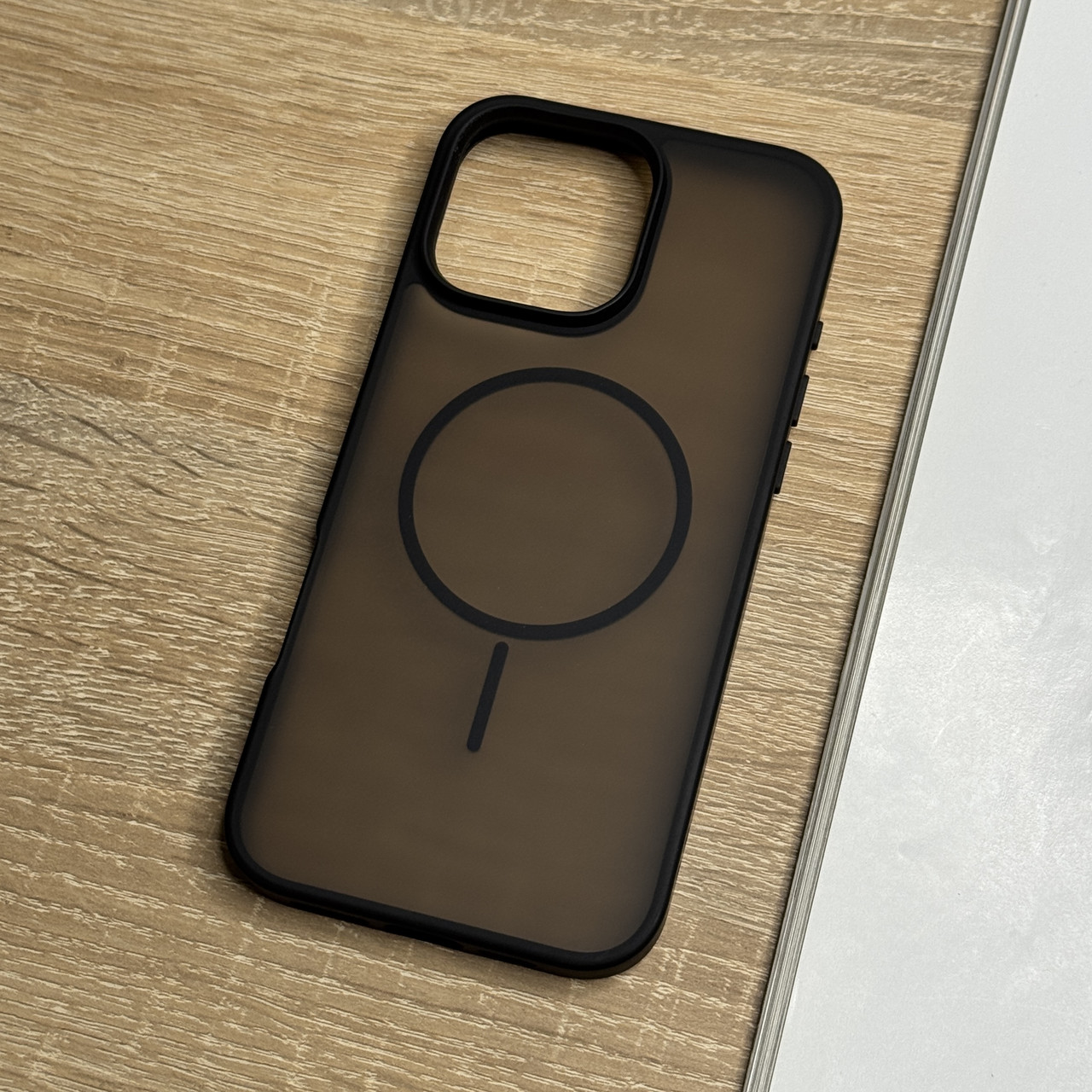 Чохол для iPhone 16 Pro Max чорний магнітний з підтримкою MagSafe, захищений напівпрозорий ззаду - фото 1 - id-p2653806998