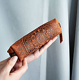 Маленька Косметичка шкіряна жіноча з тисненням Сонечко Мандала Руда світло-коричнева Пенал шкіряний, фото 3