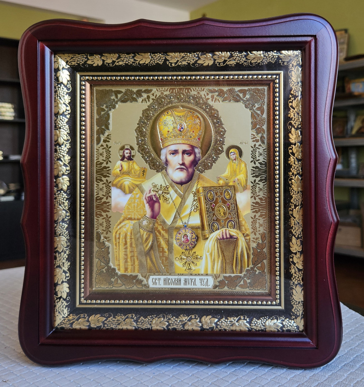 Ікона Святого Миколая Чудотворця в білому фігурному арочному кіоті під склом, розмір кіота 28*25, розмір сюжету 15*18., фото 1