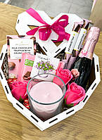 Солодкий подарунок дівчині жінці на будь-яке свято серце з шоколадок свічки мильних троянд шампанського