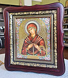 Ікона Семистрільна Пресвята Богородиця в темному дерев'яному фігурному кіоті під склом, кіот 26*23,сюжет 15*18, фото 3