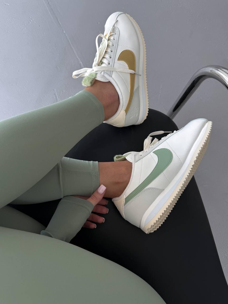 Білі шкіряні жіночі кросівки кроссовки Nk Cortez Wildflowers, фото 1