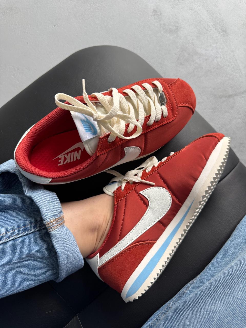 Червоні замшеві жіночі кросівки Nike Cortez Red  Демісезонні кеди Найк Кортез, фото 1