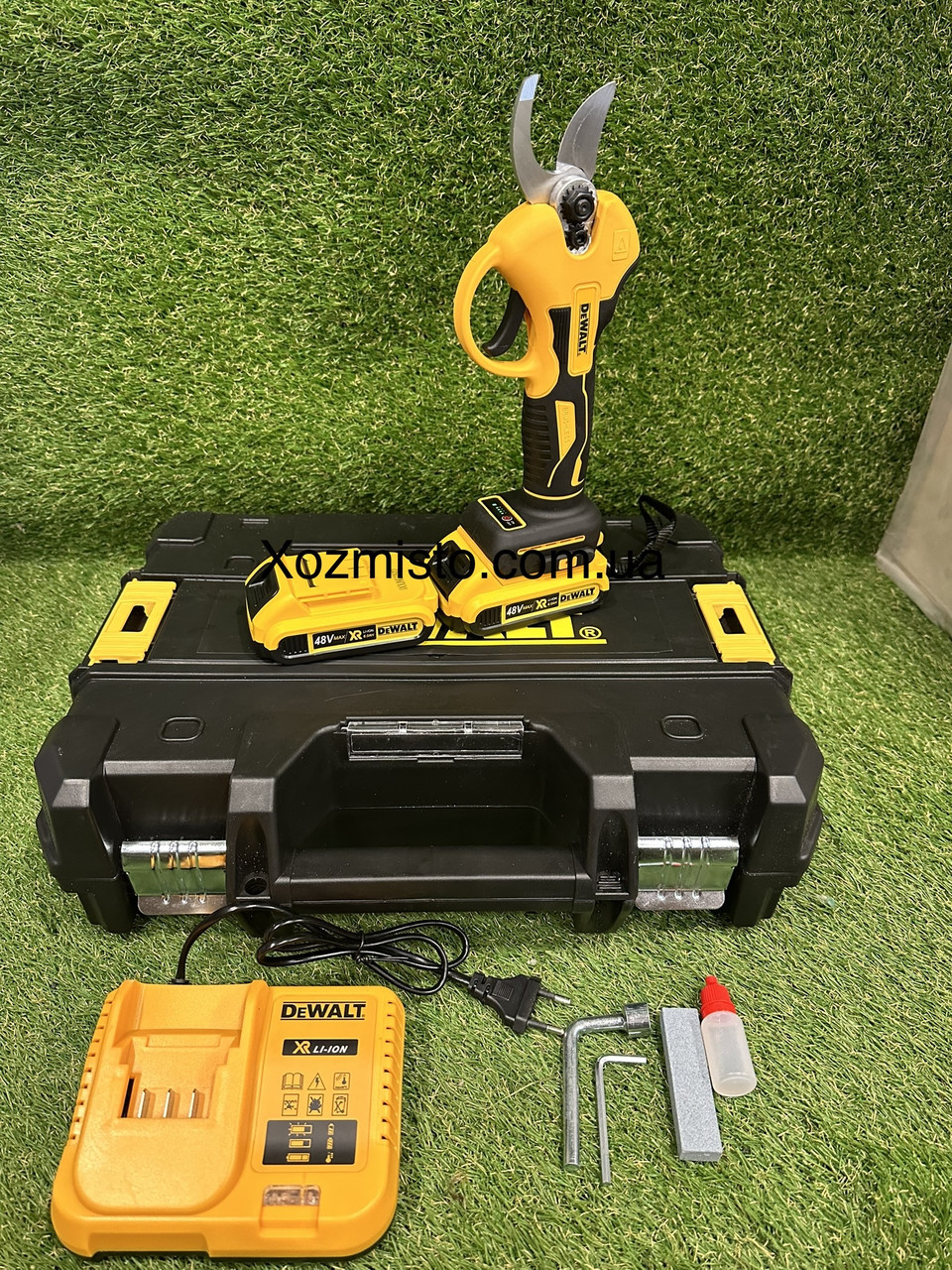Акумуляторний секатор DeWalt DCMPP550P1 (48V, 6AH) ефективний інструмент для професійного догляду за рослинами