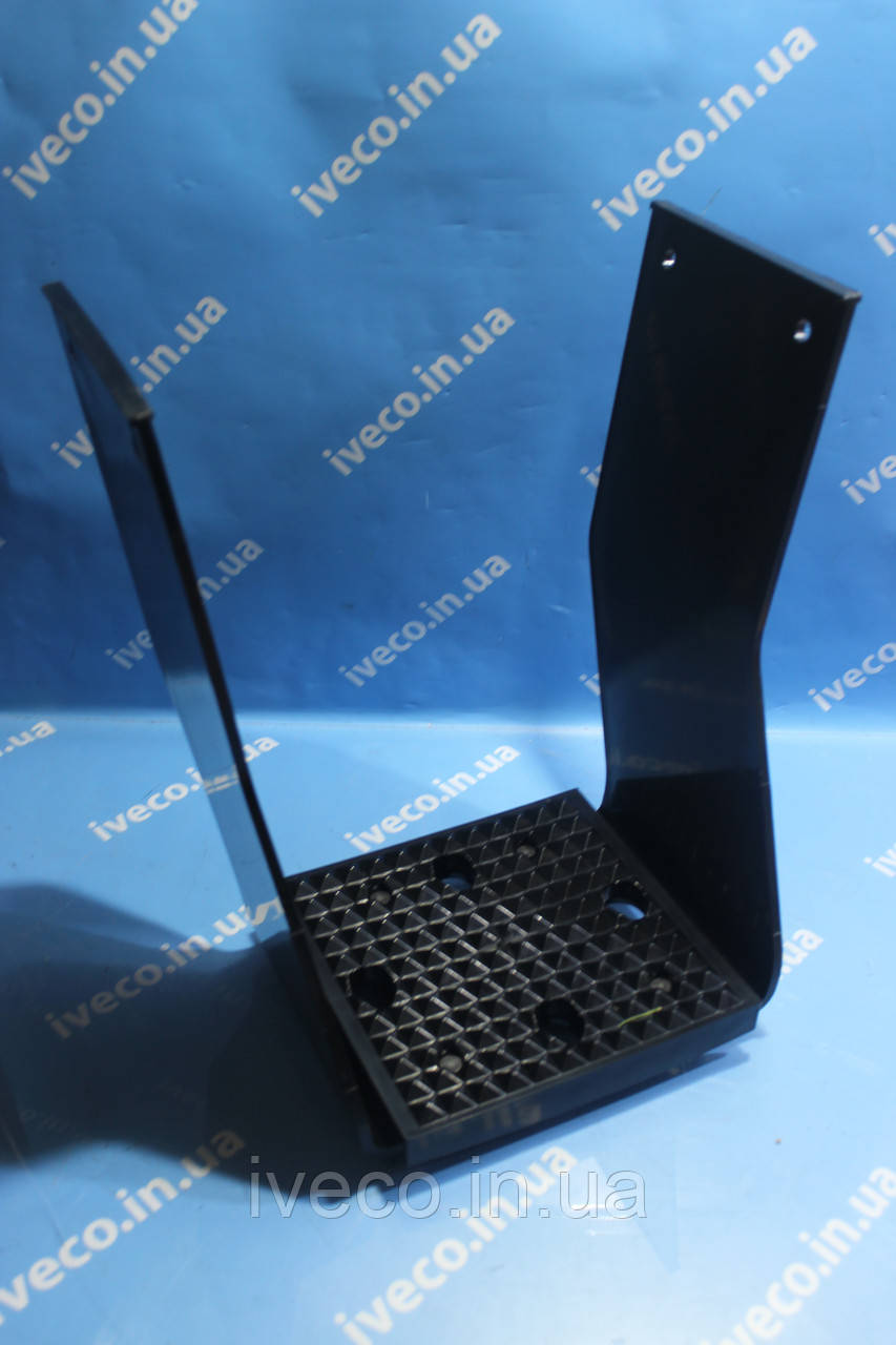 Підніжка кабіни Iveco Trakker  504102899 504102900