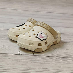 Модні крокси пінка для дівчинки в бежевому кольорі з котиком