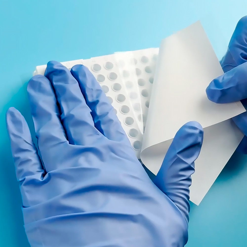 Плівка для ПЛР-плашок, адгезивна поліестерова, стерильна, без ДНКаз, РНКаз, прозора (100 шт), фото 1