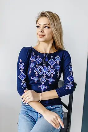 Жіноча темно-синя вишиванка з геометричним орнаментом рукав три чверті машинна вишивка, фото 1