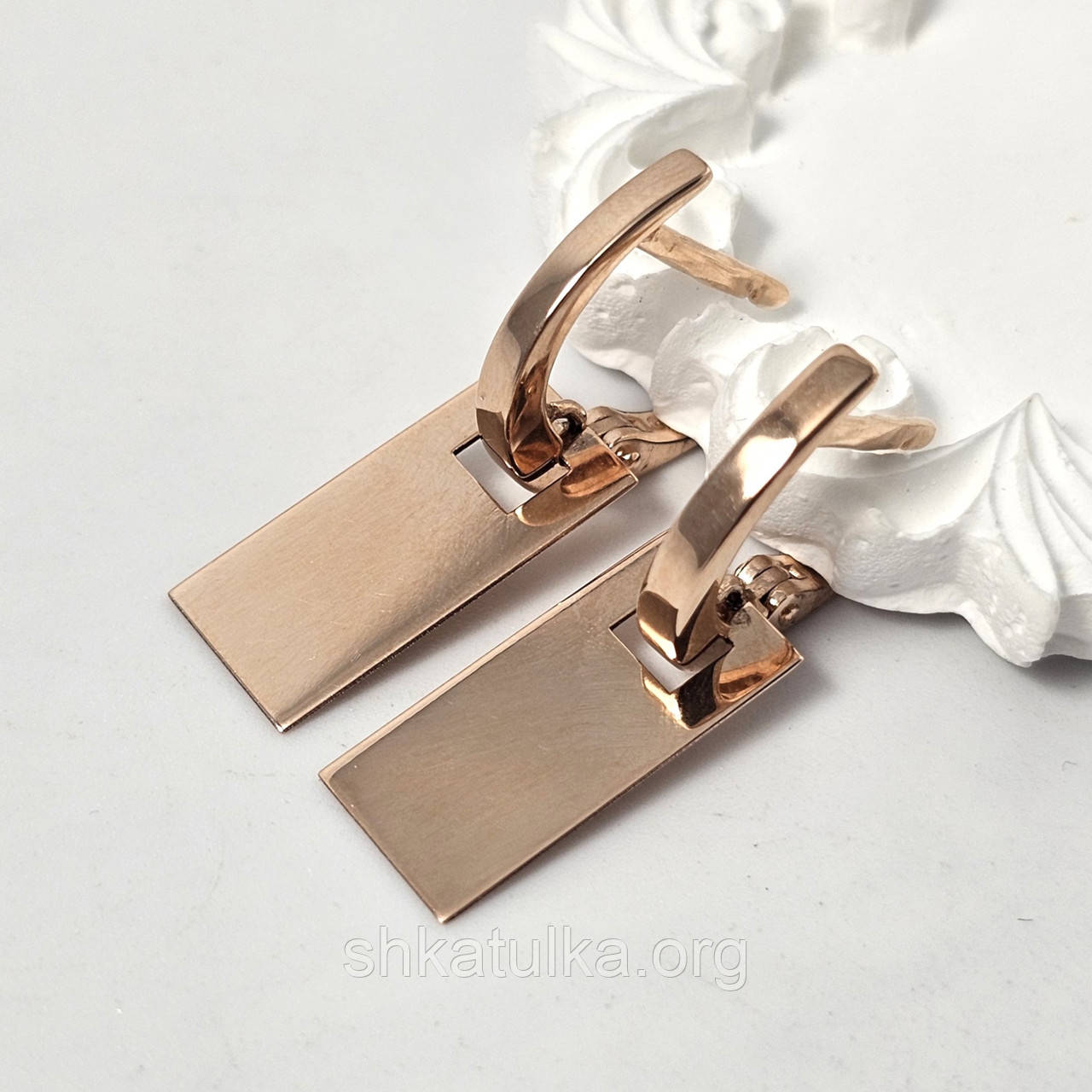 Сережки із золота із золотими гладкими підвісками без каменів