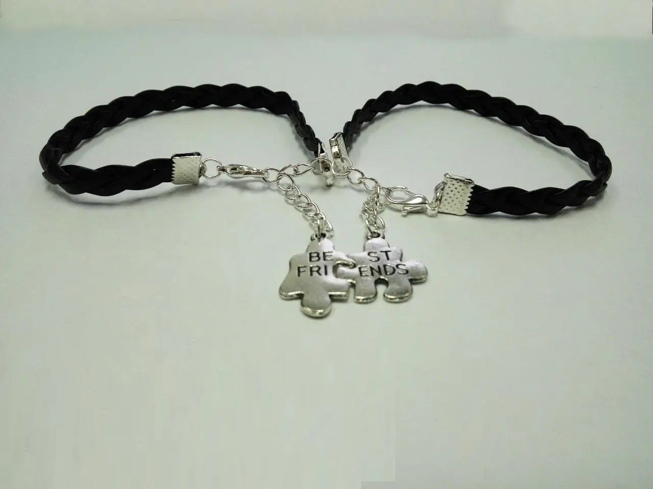 Парні браслети best friends для друзів подруг дві половинки у вигляді пазлів на чорному шнурку, фото 1
