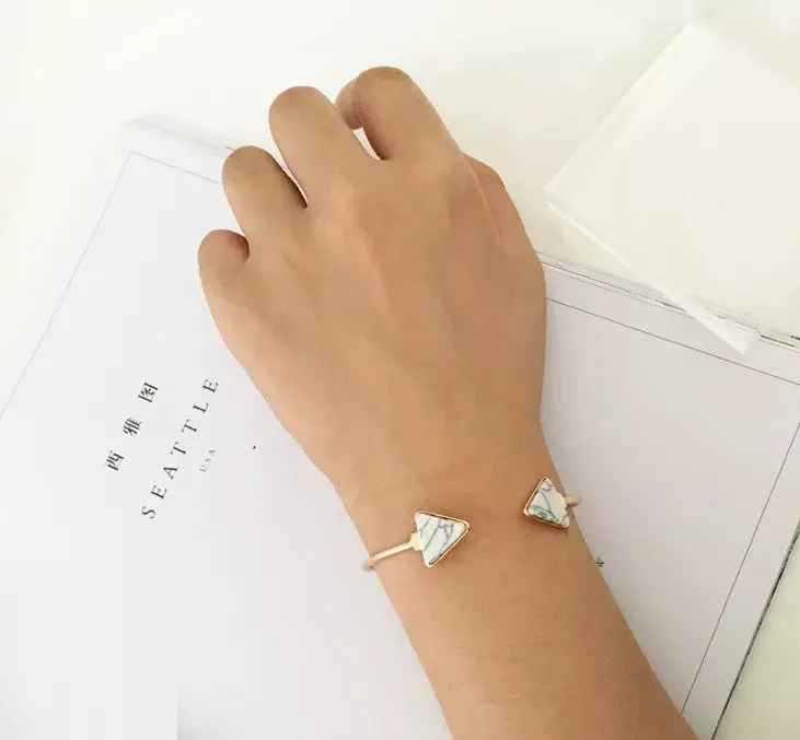 Браслет трикутник із білим мармуровим каменем браслет-манжет з трикутниками, фото 1