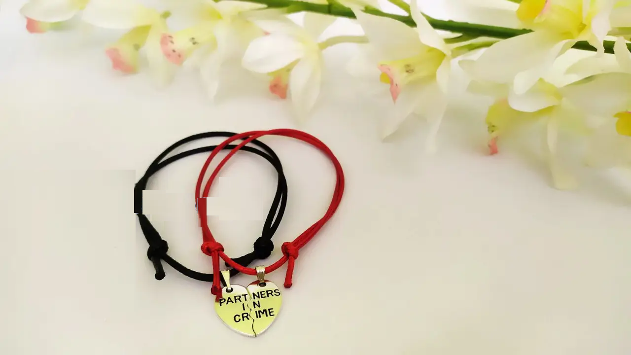 Парні браслети Partners In Crime для закоханих друзів у вигляді половинок серця чорне і червоне, фото 1