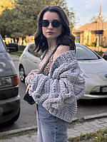 Короткий кардиган з об’ємними косами