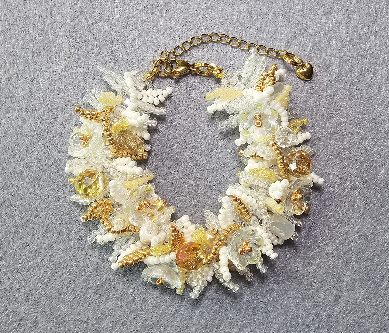 Пишний квітковий браслет білий із золотом. Ручна робота, фото 1