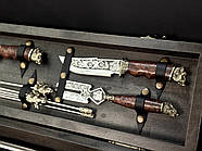 Подарунковий набір для шашлику "Дикі звірі Max" у дерев'яному кейсі (шампура, мангал, ніж, виделка, сікач), фото 3