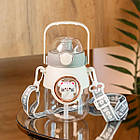 Пляшка для води з трубочкою 820 мл дитяча з ручкою та ремінцем Сірий HPGM2217G, фото 2