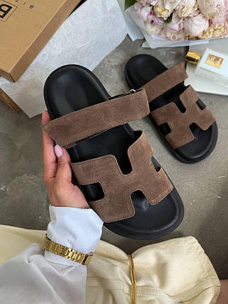 Жіночі шльопанці Hermes Sandals Brown Black Сланці Ермес коричневі на липучці шкіра замша легкі на літо, фото 1