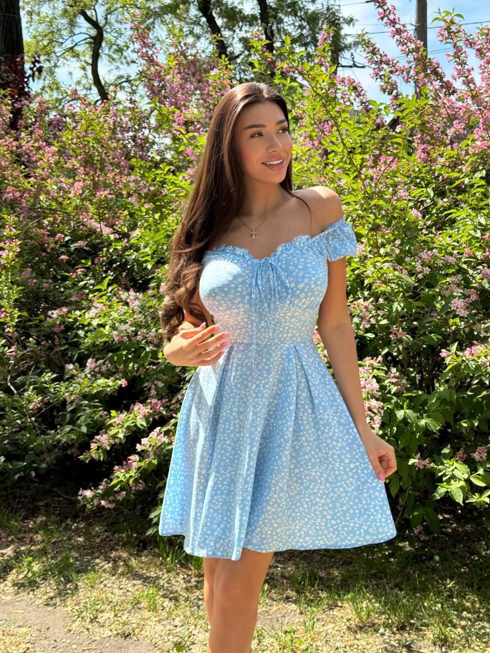 Блакитна літня розкльошена жіноча коротка сукня з відкритими плечима в квітковий принт із софту, фото 1