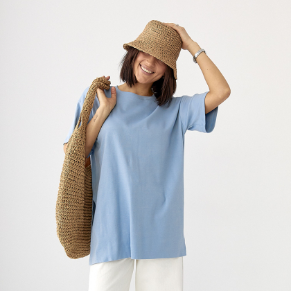 Подовжена однотонна жіноча футболка з розрізами з боків блакитна якісна турецька футболка розмір S, фото 1