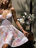 Жіноча літня квіткова міні сукня з приталеним ліфом і спідницею кльош, фото 6