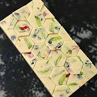 Білий класичний шоколад Velvet 33,1% з мигдалевими пластівцями, банановими чіпсами та сухофруктами манго вишні журавлини та помело