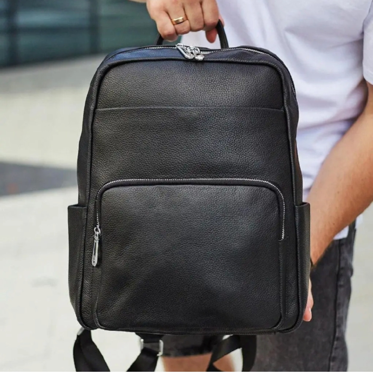 Чоловічий шкіряний рюкзак для ноутбука чорного кольору з двома кишенями