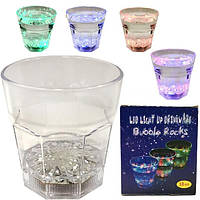 Стакан світиться від води для подарунка