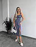 Синя жіноча легка приталена сукня сарафан довжини міді із софту в квітковий принт на бретелях з розрізом, фото 2