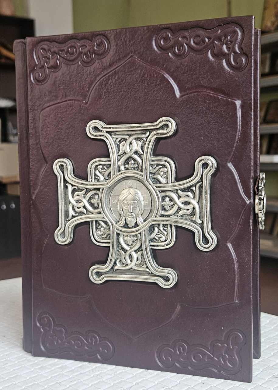 Книга Святе Євангеліє требне українською мовою, оклад шкіра, накдадки срібло сріблення хрест ПЦУ, розмір 15×20.