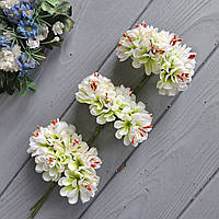 Букет хризантему біло-зелене з жовтогарячими тичинками на ніжках