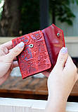 Маленький червоний гаманець жіночий з тисненням Марки України, фото 3