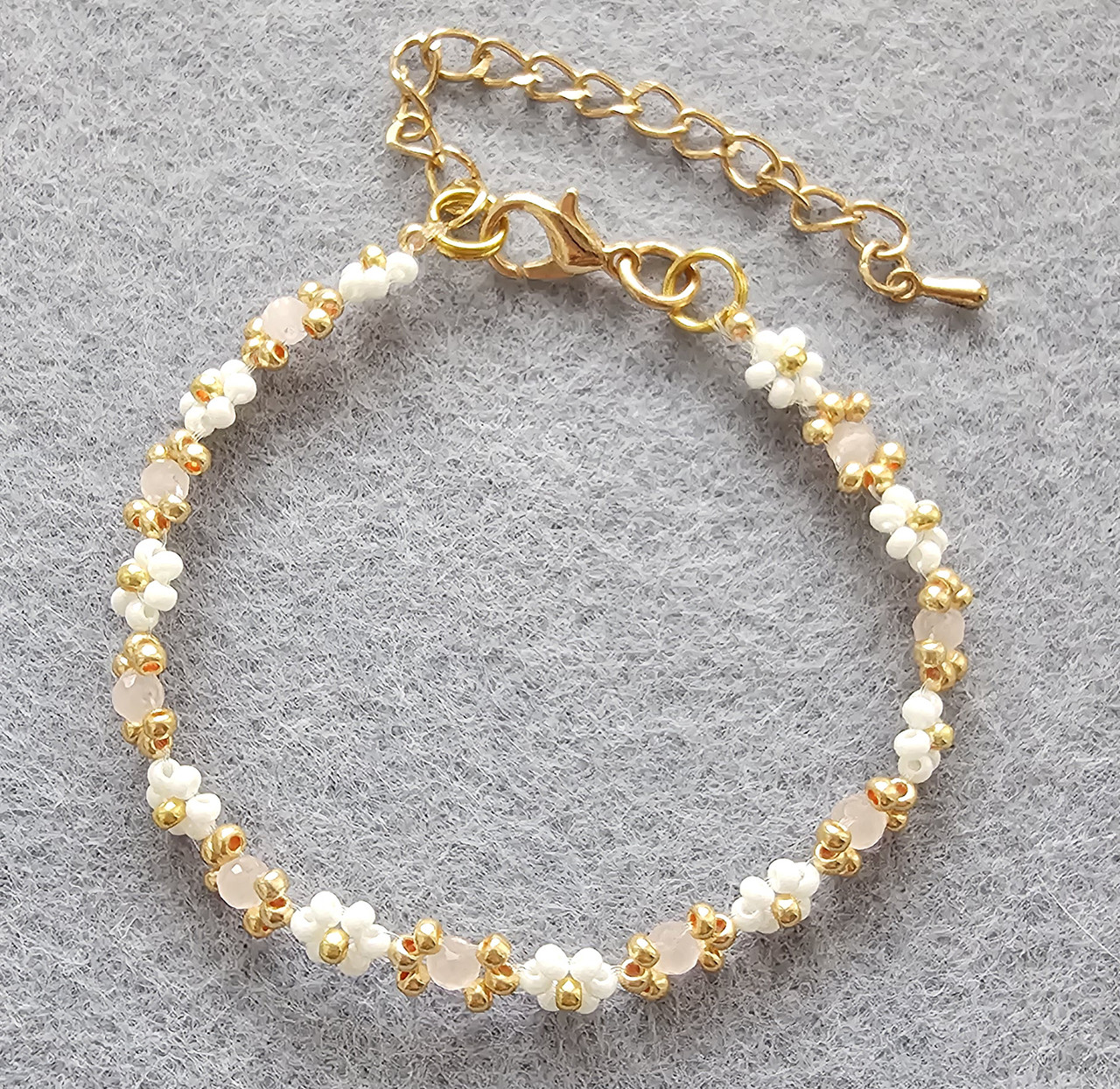 Тонкий квітковий браслет ромашки біло-рожевий, фото 1