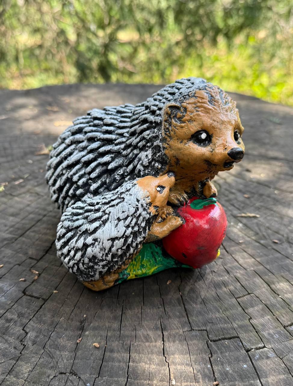 Садова декоративна фігура “Їжачки з яблуком” 16х16х12 см - прикраси для подвір'я, фото 1