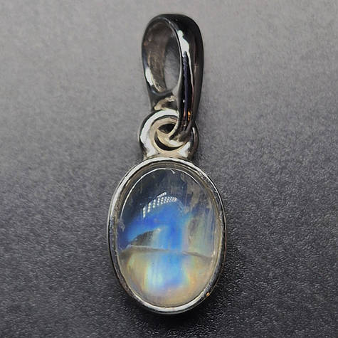 Жіночий кулон срібний з напівпрозорим природним місячним каменем з яскравою іризацією рідкісного кольору, ручна робота