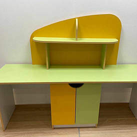 Стол для изобразительного искусства Мальвина DS-671 для детей с надстройкой и шкафом для творчества