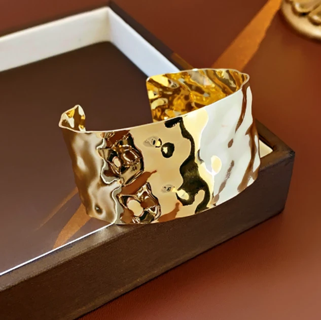 Браслет жіночий Fashion Jewelry широкий металевий карбування об'ємний золотистий, фото 1